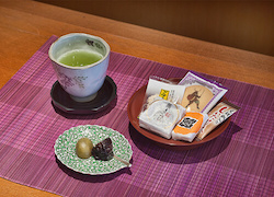 お着き菓子とお漬け物